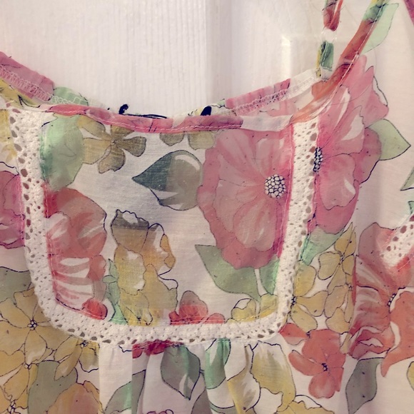 ❣️2 for $15❣️ Floral peasant-style top with crochet details, small - Picture 2 of 7